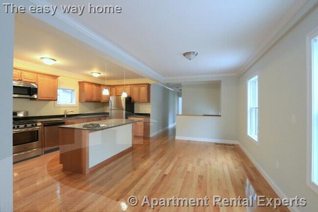 Building Photo - Davis Sq Beauty - 1+/2 BR -  GLEAMING RENO...