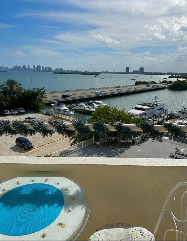 Foto del edificio - 7904 West Dr