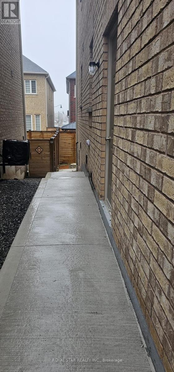 Building Photo - 31 Avanti Cres