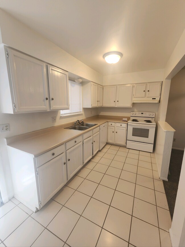 Kitchen-backyard access - 46 Bonnymede Rd