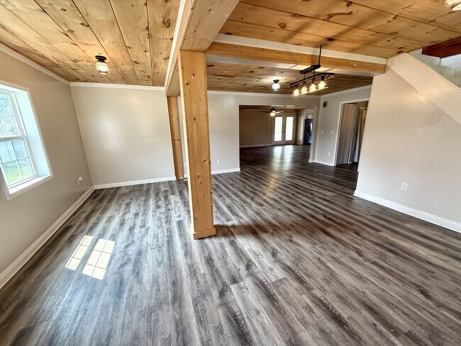 Building Photo - 690 Floyd Switch Estesburg Rd