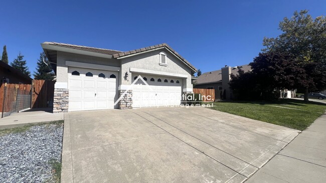 Building Photo - Spacious Roseville 3bd/2ba Home with 3-Car...