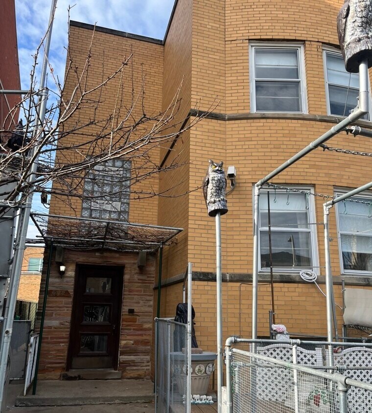 Foto principal - 6342 N Sacramento Ave