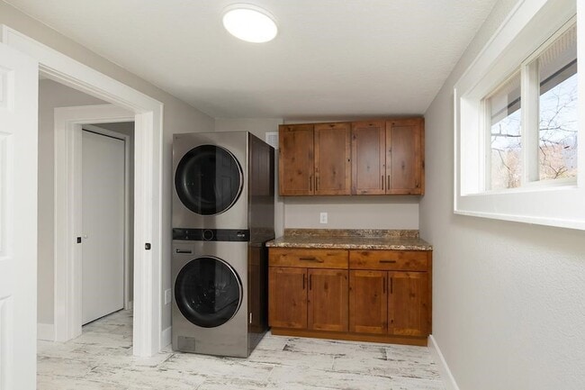 Building Photo - 140 Sloan St