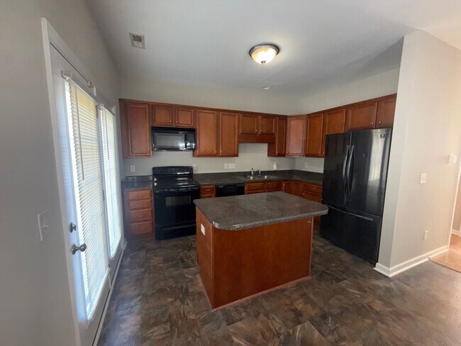 Foto del edificio - Three Bedroom Townhouse in Regent Park!