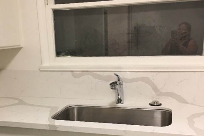 Kitchen.New Quartz Counter Top/Stainless Sink - 9868 Vidor Dr