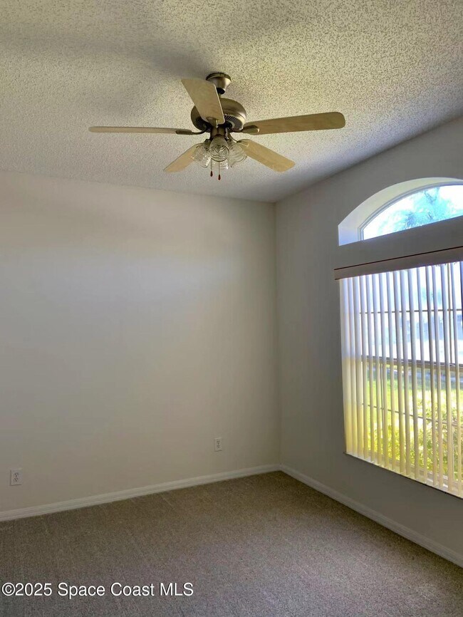 Building Photo - 1475 Knoll Ridge Dr