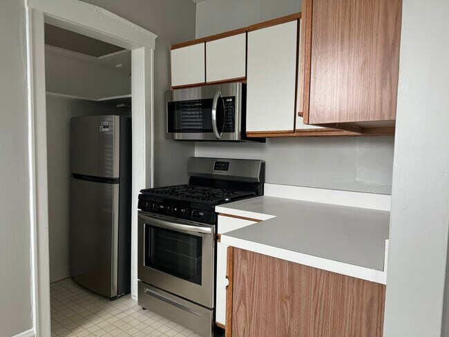 Building Photo - 319 Calendar Ave