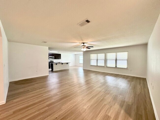 Foto del edificio - Beautiful 4/2/2 newer home for rent w/ community pool, playground, picnic area!