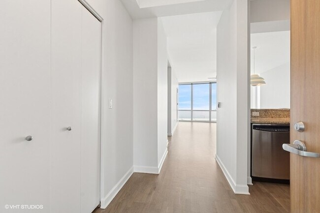 Building Photo - 1211 S Prairie Ave
