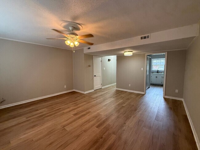 Foto del edificio - Beautiful 2 Bedroom 1.5 Bath townhome Clos...