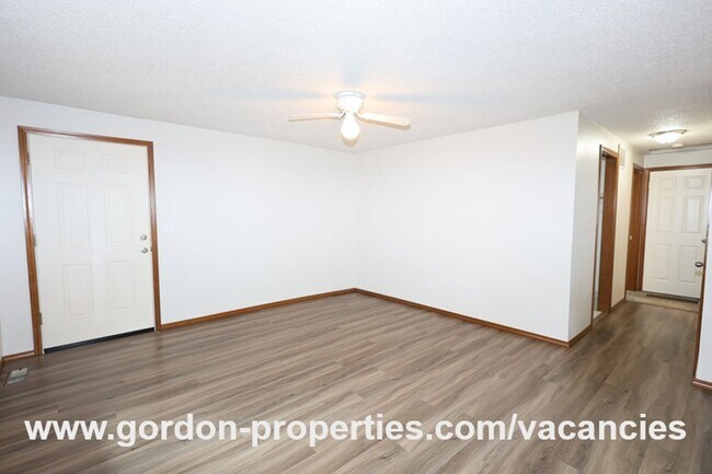 Foto del edificio - Webster Rd - Gladstone 2 bedroom duplex