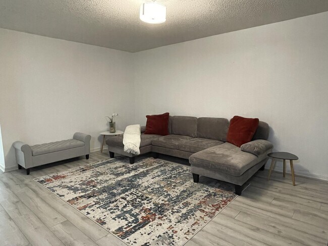 Building Photo - 227 Fanshaw F