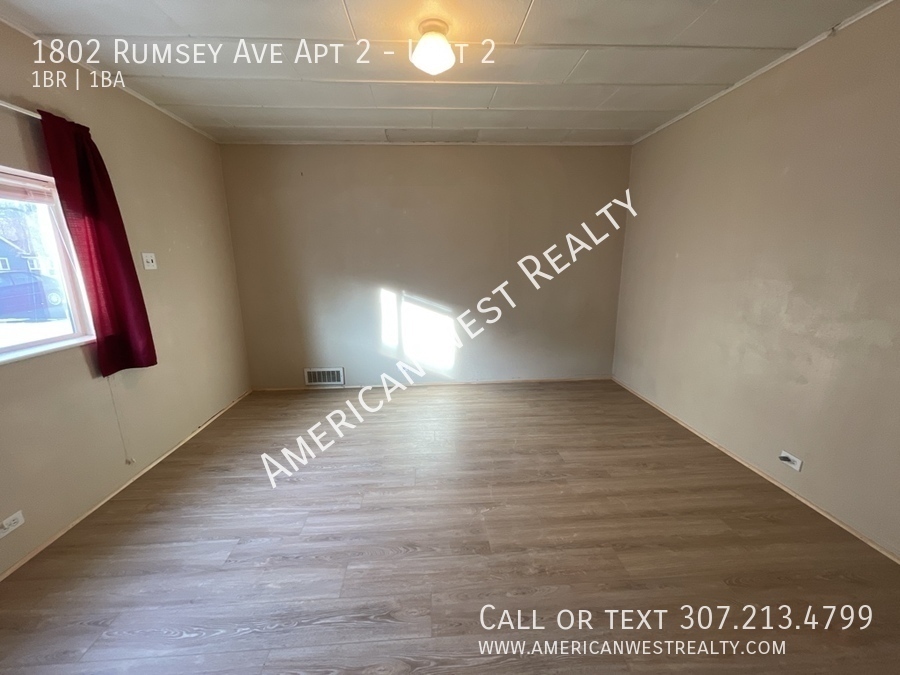 Building Photo - Efficiency apartment, utilities included