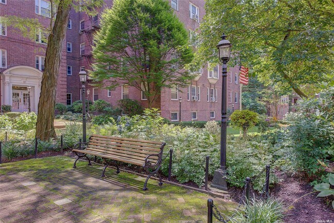 Foto del edificio - 117-01 Park Ln S