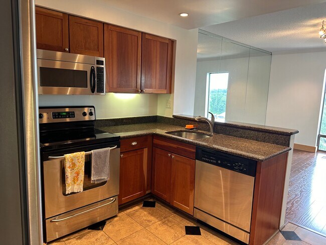Building Photo - 3131 Fleur Dr