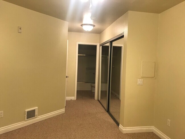 Building Photo - **MOVE IN READY, 1 Bedroom 1 Bath Condo in...
