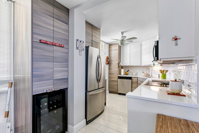 Foto del edificio - 132 Lakeshore Dr
