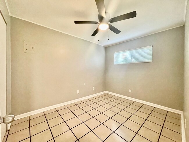 Foto del edificio - Spacious 2 Bedroom / 1 Bathroom Apartment ...