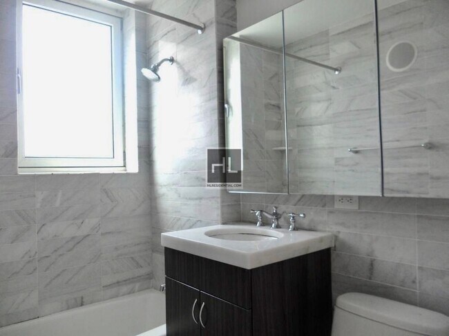 Foto del edificio - 350 W 37th St