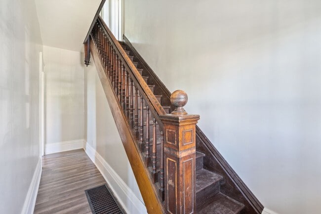 Building Photo - Huge 4 Bedroom with Large Yard on Quiet Street