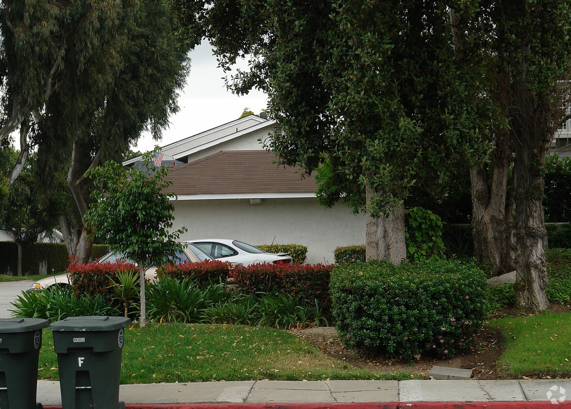 Building Photo - 2546 Santa Ana Ave