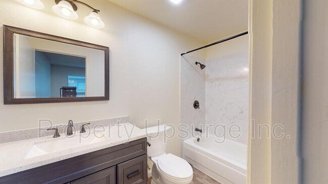 Building Photo - 915 Lakeside Dr