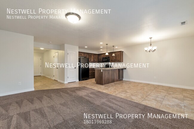 Building Photo - Syracuse 3 bedroom Townhome close to I-15!