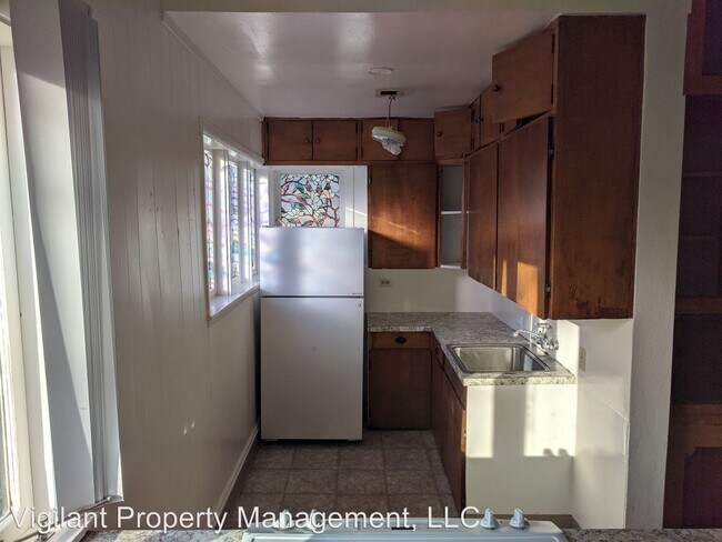 Building Photo - 2712 E 8th St