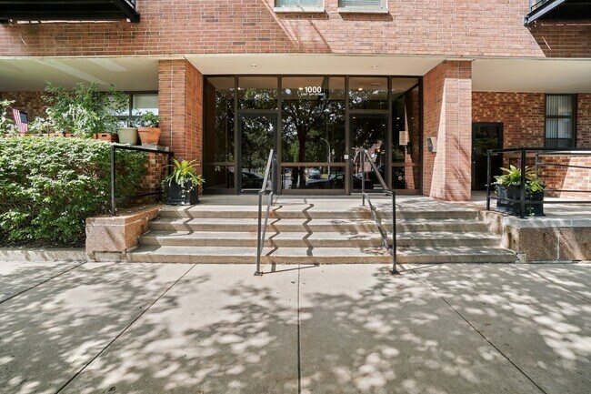 Foto del edificio - 1000 E 53rd St