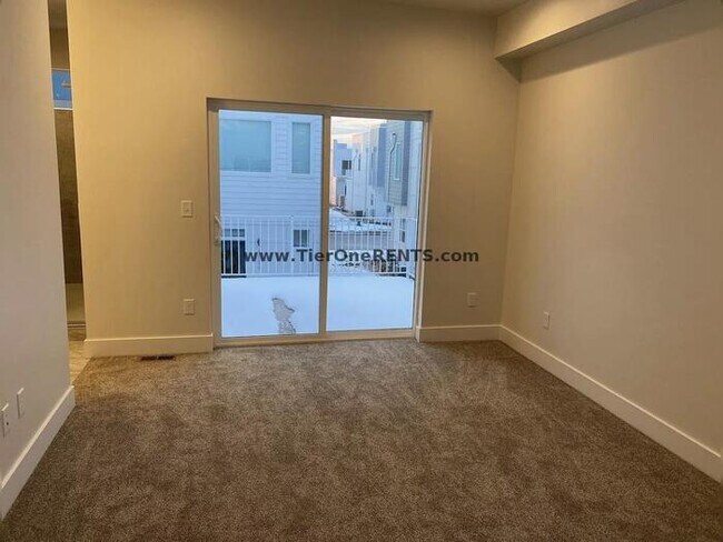 Foto del edificio - Modern 3 bed/2.5 bath townhome with great ...