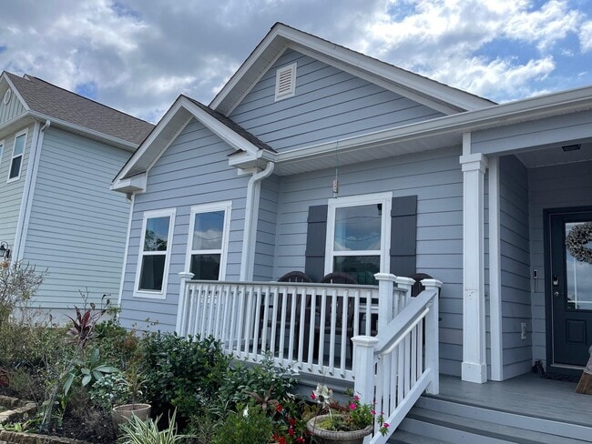 Foto del edificio - 590 Las Roblas Grande Dr