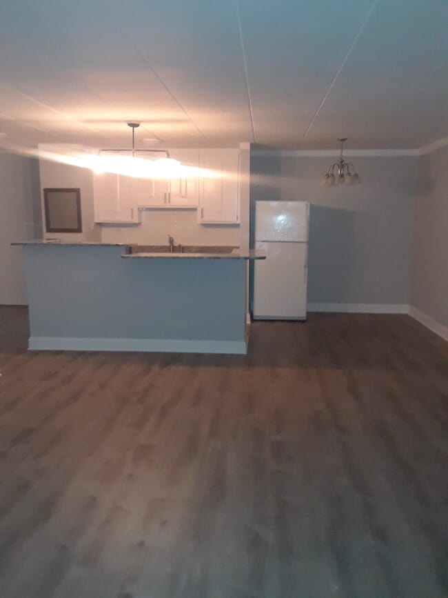 Building Photo - 18 E Old Willow Rd