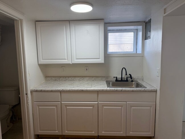 Building Photo - Newly Renovated One Bedroom With Parking