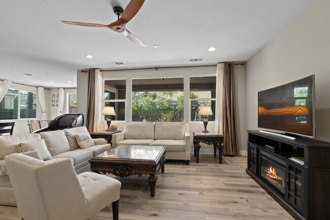Building Photo - 978 Day Lily Dr