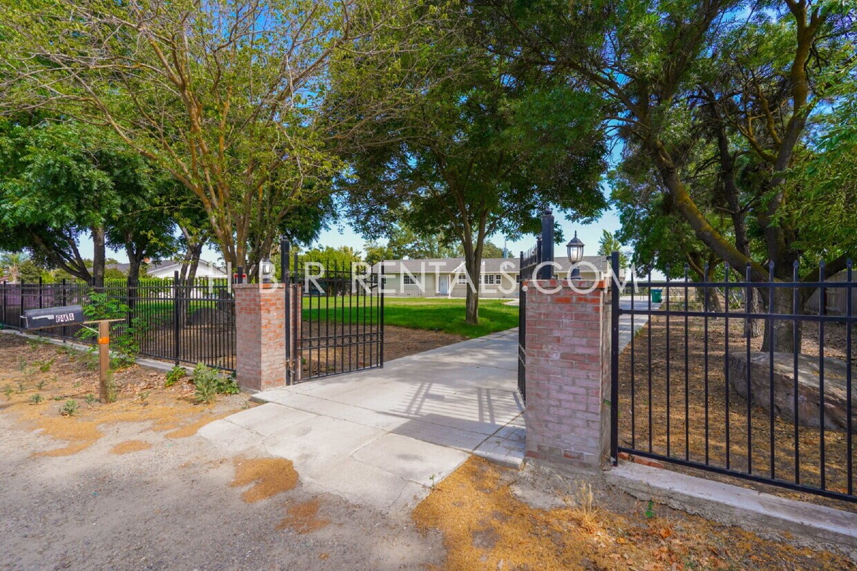 Foto principal - 6404 E Woodward Ave