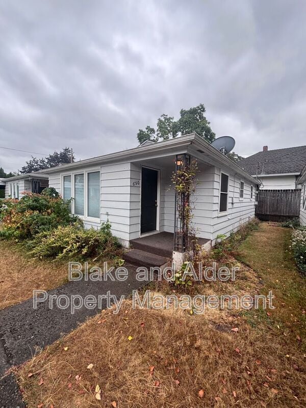 Building Photo - 650 Breys Ave NE
