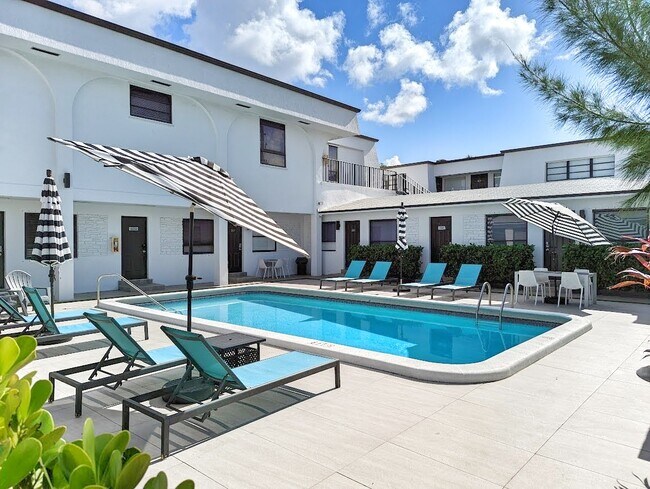 Pool deck community pool - pets not allowed - 460 S Ocean Dr