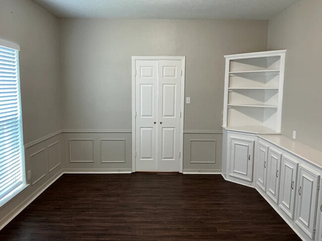 Building Photo - 1706 Surrey Ct