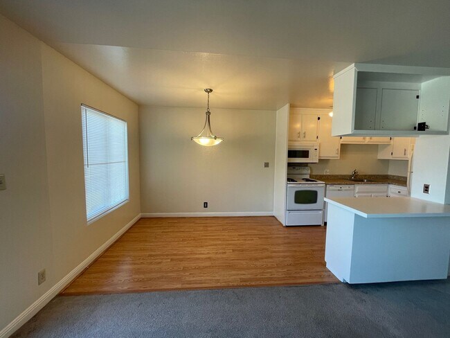 Building Photo - Beautiful 2 bedroom, 2 bathroom top-floor ...