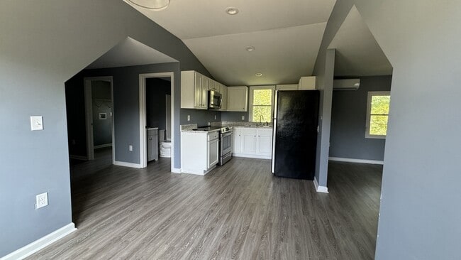 Building Photo - 703 E Riverside Dr