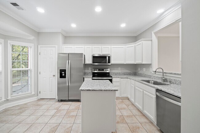 Building Photo - Newly remodeled townhome