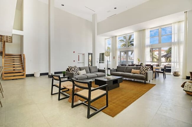 Building Photo - 826 Collins Ave