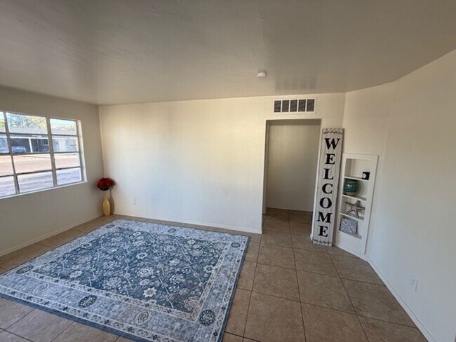 Foto del edificio - Refreshed and Ready for move in