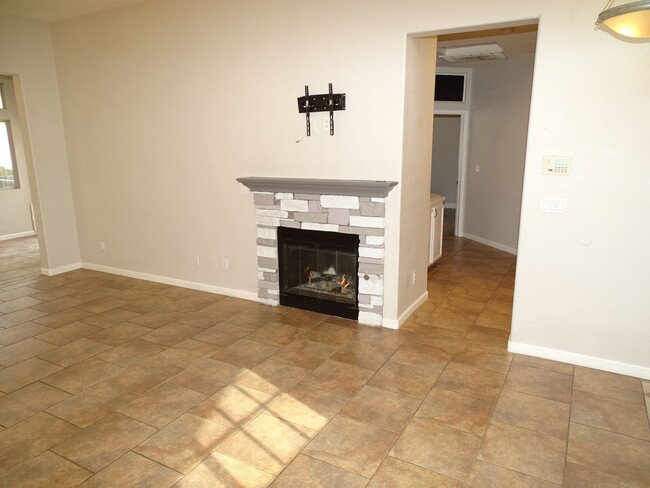 Building Photo - Beautiful One Story 2 Bedroom Townhome Wit...