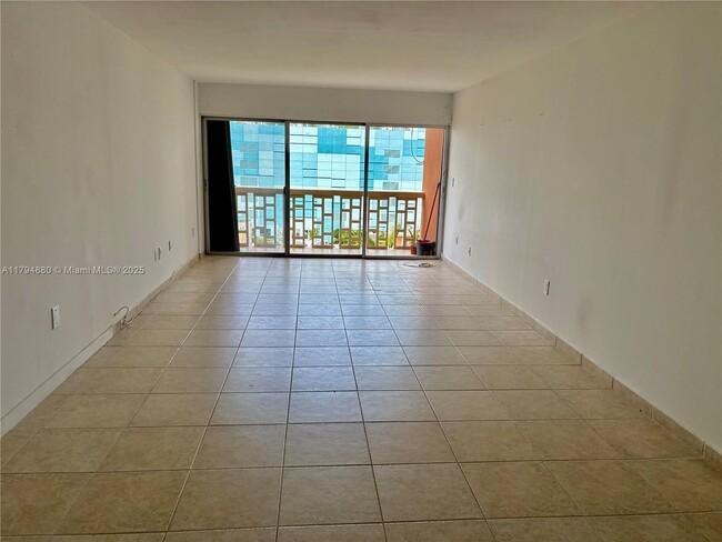 Foto del edificio - 600 NE 25th St