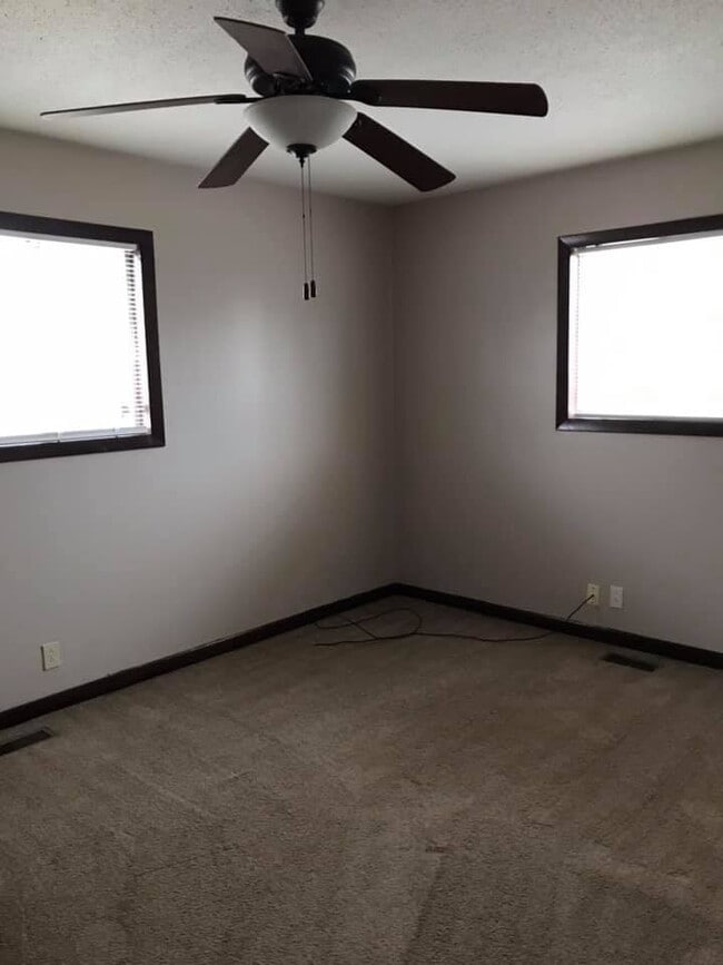 Foto del edificio - Spacious  House with Detached Garage & Fin...