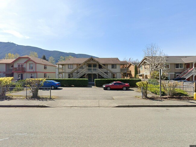 Building Photo - 423 Healy Ave S