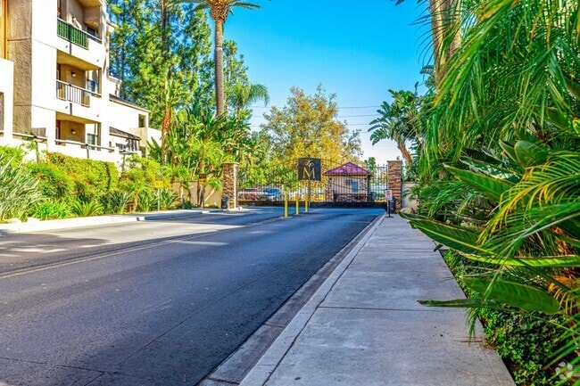 Building Photo - 5535 Canoga Ave