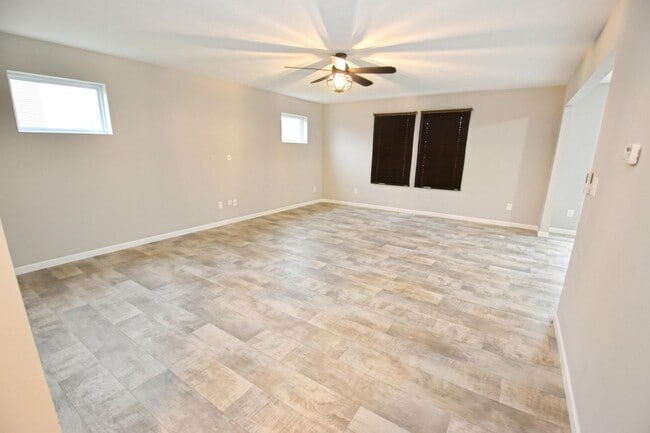 Building Photo - Newer Mishawaka 4 bedroom 2.5 bath home